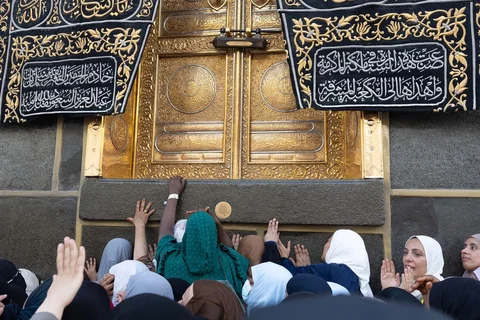 Jemaah haji berdoa di sekitar Ka'bah menjelang puncak ibadah haji  di kota suci Mekah, Sabtu (23/05/2026).