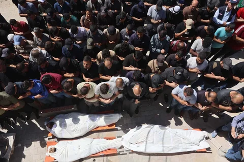 Para pelayat Palestina melakukan shalat jenazah untuk di Rumah Sakit al-Shifa di Kota Gaza,  Sabtu (23/05/2026