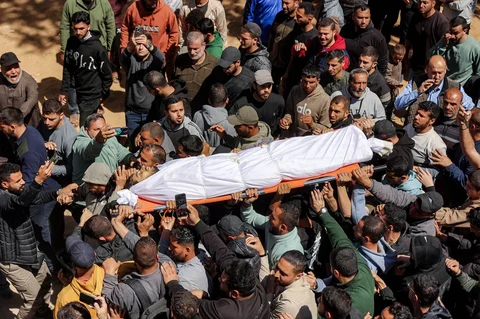 Para pelayat membawa jenazah Azzam Khalil al-Hayya, putra Wakil Ketua Biro Politik Hamas Khalil al-Hayya, di Kota Gaza, Kamis (07/05/2026), setelah tewas akibat serangan Israel sehari sebelumnya.