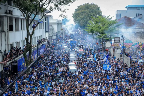 Warga menyapa tim dan ofisial Persib Bandung saat konvoi juara BRI Super League 2025-2026 di Bandung, Jawa Barat, Minggu (24/5/2026).