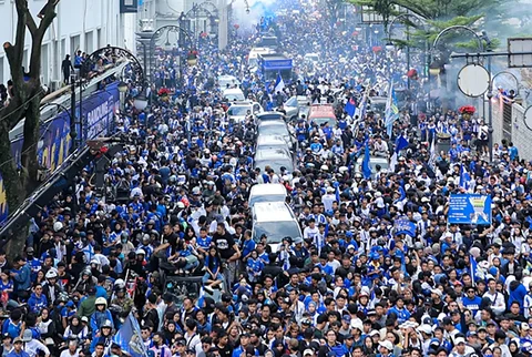 Warga menyapa tim dan ofisial Persib Bandung saat konvoi juara BRI Super League 2025-2026 di Bandung, Jawa Barat, Minggu (24/5/2026).