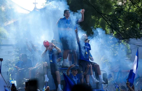 Warga menyapa tim dan ofisial Persib Bandung saat konvoi juara BRI Super League 2025-2026 di Bandung, Jawa Barat, Minggu (24/5/2026).