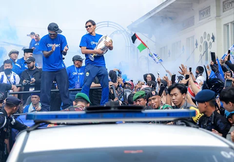 Warga menyapa tim dan ofisial Persib Bandung saat konvoi juara BRI Super League 2025-2026 di Bandung, Jawa Barat, Minggu (24/5/2026).