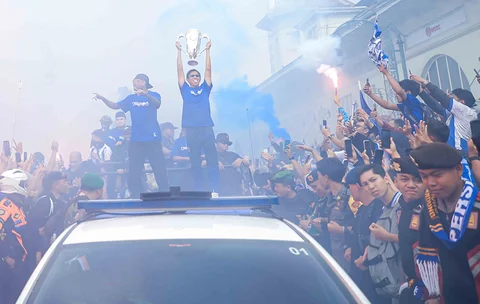 Warga menyapa tim dan ofisial Persib Bandung saat konvoi juara BRI Super League 2025-2026 di Bandung, Jawa Barat, Minggu (24/5/2026).