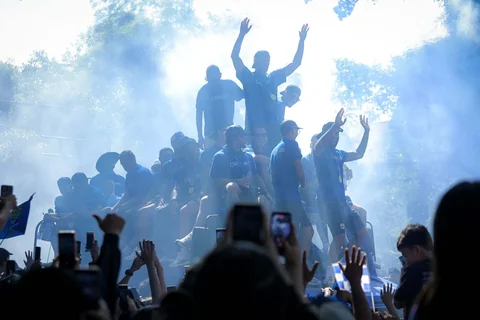 Warga menyapa tim dan ofisial Persib Bandung saat konvoi juara BRI Super League 2025-2026 di Bandung, Jawa Barat, Minggu (24/5/2026).
