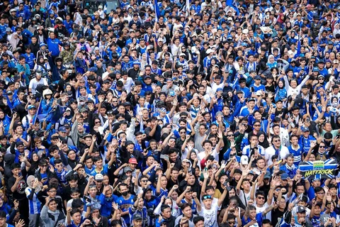 Warga menyapa tim dan ofisial Persib Bandung saat konvoi juara BRI Super League 2025-2026 di Bandung, Jawa Barat, Minggu (24/5/2026).