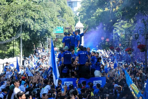 Warga menyapa tim dan ofisial Persib Bandung saat konvoi juara BRI Super League 2025-2026 di Bandung, Jawa Barat, Minggu (24/5/2026).