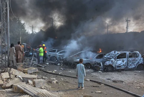 Warga dan tentara  mengevakuasi korban akibat ledakan bom  di Quetta, Pakistan, Minggu (24/05/2026).