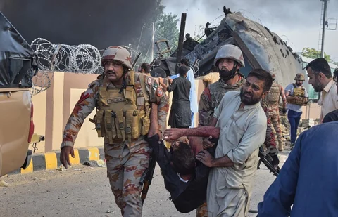 Warga dan tentara  mengevakuasi korban akibat ledakan bom  di Quetta, Pakistan, Minggu (24/05/2026).