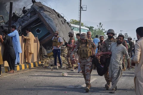 Warga mengevakuasi korban luka  akibat ledakan bom  di Quetta, Pakistan, Minggu (24/05/2026).