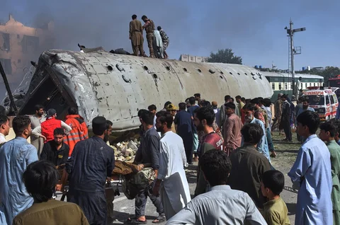 Warga mengevakuasi korban luka  akibat ledakan bom  di Quetta, Pakistan, Minggu (24/05/2026).
