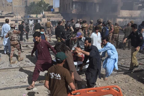 Warga  mengevakuasi korban  meninggal  keluar dari gerbong kereta yang terbalik  akibat ledakan bom  di Quetta, Pakistan, Minggu (24/05/2026).