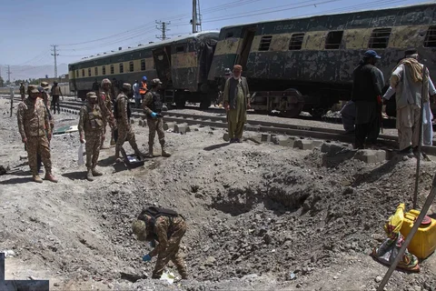 Tentara memeriksa pusat ledakan bom  di Quetta, Pakistan, Minggu (24/05/2026).