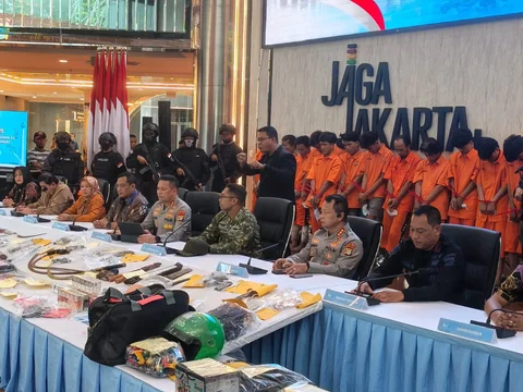Personel Polda Metro Jaya menunjukkan  pelaku dan barang bukti hasil pengungkapan kasus kejahatan jalanan di Jakarta Jumat (22/5/2026)