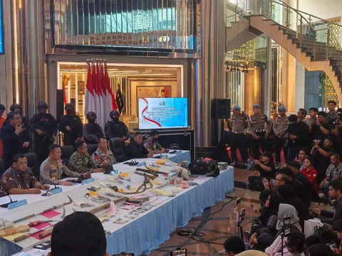 Personel Polda Metro Jaya menunjukkan  pelaku dan barang bukti hasil pengungkapan kasus kejahatan jalanan di Jakarta Jumat (22/5/2026)