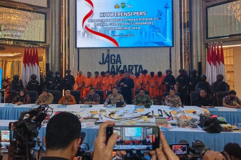 Personel Polda Metro Jaya menunjukkan  pelaku dan barang bukti hasil pengungkapan kasus kejahatan jalanan di Jakarta Jumat (22/5/2026)