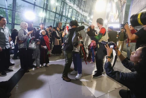 Warga negara Indonesia (WNI) yang tergabung dalam misi kemanusian Global Sumud Flotilla dipeluk keluarganya setibanya dari Istambul, Turki di Terminal 3, Bandara Soekarno Hatta, Tangerang, Banten, Minggu (24/5/2026).