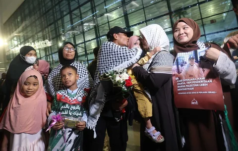 Warga negara Indonesia (WNI) yang tergabung dalam misi kemanusian Global Sumud Flotilla disambut keluarganya setibanya dari Istambul, Turki di Terminal 3, Bandara Soekarno Hatta, Tangerang, Banten, Minggu (24/5/2026).