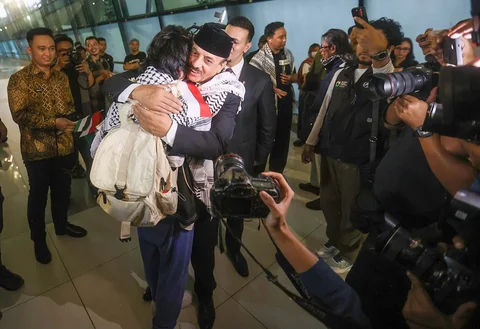 Warga negara Indonesia (WNI) yang tergabung dalam misi kemanusian Global Sumud Flotilla dipeluk keluarganya setibanya dari Istambul, Turki di Terminal 3, Bandara Soekarno Hatta, Tangerang, Banten, Minggu (24/5/2026).