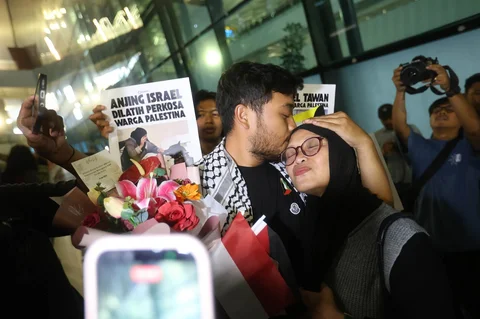 Pewarta foto media Republika Thoudy Badai (tengah) yaitu seorang dari sembilan warga negara Indonesia (WNI) yang tergabung dalam misi kemanusian Global Sumud Flotilla mendapat pelukan dari ibunya setibanya dari Istambul, Turki di Terminal 3, Bandara Soekarno Hatta, Tangerang, Banten, Minggu (24/5/2026).