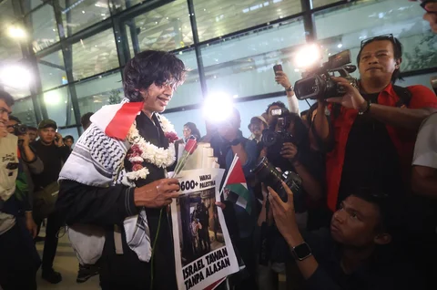 Warga negara Indonesia (WNI) yang tergabung dalam misi kemanusian Global Sumud Flotilla  setibanya dari Istambul, Turki di Terminal 3, Bandara Soekarno Hatta, Tangerang, Banten, Minggu (24/5/2026).