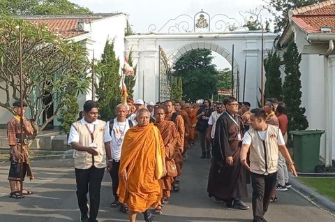 57 Bhikkhu Thudong Lintas Negara Tiba di Solo, Bertemu KGPAA Mangkunegara X