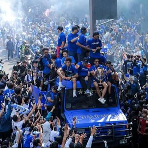 Pemain Persib Bandung pawai juara BRI Super League musim ini di Kota Bandung, Minggu (24/05/2026) pagi WIB.
