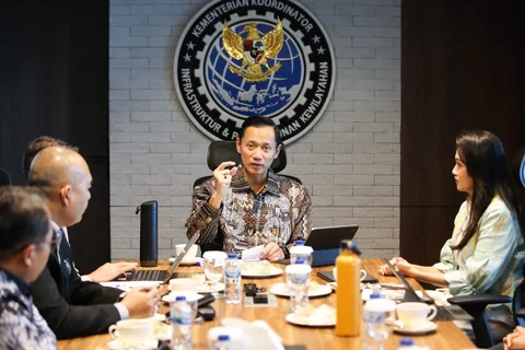 Menteri Koordinator Bidang Infrastruktur dan Pembangunan Kewilayahan Agus Harimurti Yudhoyono menerima Gubernur Sherly Tjoanda dalam pertemuan membahas percepatan pembangunan infrastruktur dan pemerataan ekonomi di Maluku Utara, Jumat (22/5/2026)