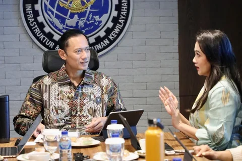 Menteri Koordinator Bidang Infrastruktur dan Pembangunan Kewilayahan Agus Harimurti Yudhoyono menerima Gubernur Sherly Tjoanda dalam pertemuan membahas percepatan pembangunan infrastruktur dan pemerataan ekonomi di Maluku Utara, Jumat (22/5/2026)