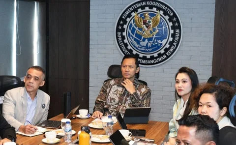 Menteri Koordinator Bidang Infrastruktur dan Pembangunan Kewilayahan Agus Harimurti Yudhoyono menerima Gubernur Sherly Tjoanda dalam pertemuan membahas percepatan pembangunan infrastruktur dan pemerataan ekonomi di Maluku Utara, Jumat (22/5/2026)