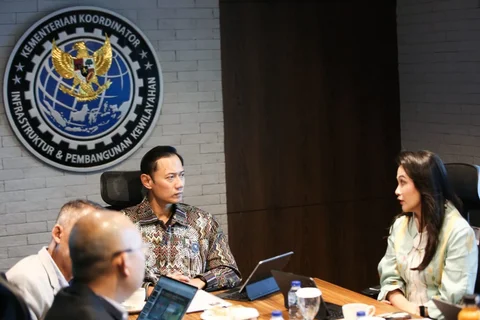 Menteri Koordinator Bidang Infrastruktur dan Pembangunan Kewilayahan Agus Harimurti Yudhoyono menerima Gubernur Sherly Tjoanda dalam pertemuan membahas percepatan pembangunan infrastruktur dan pemerataan ekonomi di Maluku Utara, Jumat (22/5/2026)