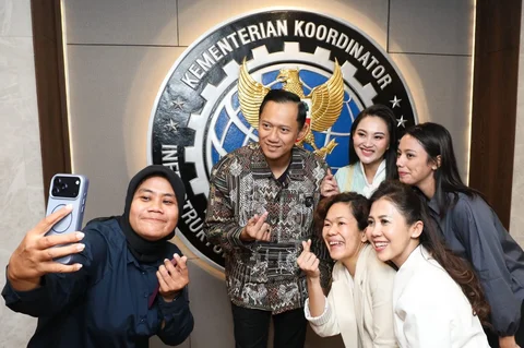 Menteri Koordinator Bidang Infrastruktur dan Pembangunan Kewilayahan Agus Harimurti Yudhoyono  usai menerima Gubernur Sherly Tjoanda dalam pertemuan membahas percepatan pembangunan infrastruktur dan pemerataan ekonomi di Maluku Utara, Jumat (22/5/2026)
