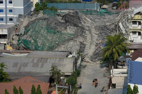 Tim penyelamat melanjutkan operasi pencarian korban yang terjebak di sebuah bangunan yang runtuh di kota Angeles, provinsi Pampanga, utara Manila, Senin (25/05/2026).