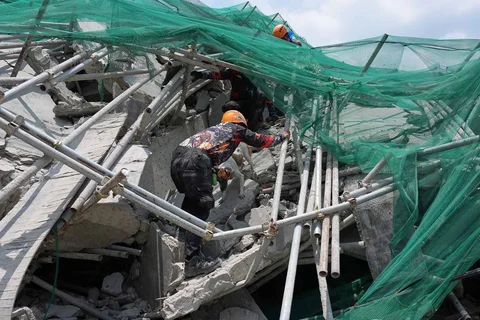 Tim penyelamat melanjutkan operasi pencarian korban yang terjebak di sebuah bangunan yang runtuh di kota Angeles, provinsi Pampanga, utara Manila, Senin (25/05/2026).