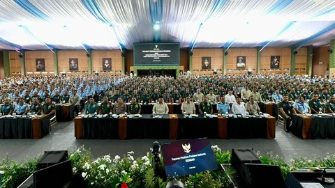 Presiden Prabowo Subianto memberikan taklimat kepada 1.000 siswa perwira TNI dan Polri di Sekolah Staf dan Komando TNI Angkatan Darat, Bandung, Jawa Barat, Senin (25/5/2025).