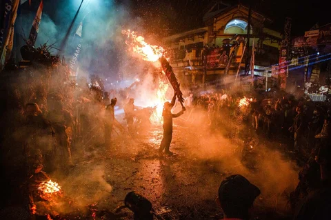 Peserta membawa obor saat tradisi perang obor di Desa Tegalsambi, Tahunan, Kabupaten Jepara, Jawa Tengah, Senin (25/5/2026) malam.