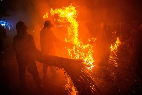 Peserta membawa obor saat tradisi perang obor di Desa Tegalsambi, Tahunan, Kabupaten Jepara, Jawa Tengah, Senin (25/5/2026) malam.