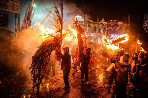 Peserta membawa obor saat tradisi perang obor di Desa Tegalsambi, Tahunan, Kabupaten Jepara, Jawa Tengah, Senin (25/5/2026) malam.