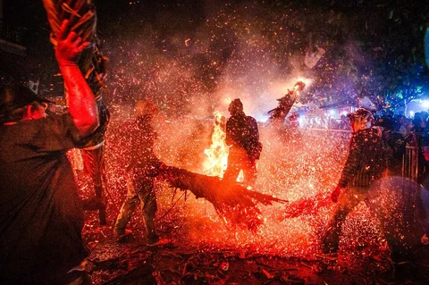Peserta saling serang menggunakan obor saat tradisi perang obor di Desa Tegalsambi, Tahunan, Kabupaten Jepara, Jawa Tengah, Senin (25/5/2026) malam.