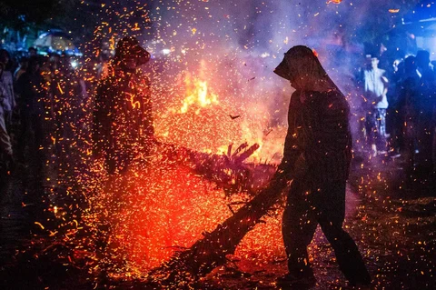 Peserta saling serang menggunakan obor saat tradisi perang obor di Desa Tegalsambi, Tahunan, Kabupaten Jepara, Jawa Tengah, Senin (25/5/2026) malam.