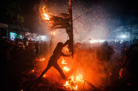 Peserta saling serang menggunakan obor saat tradisi perang obor di Desa Tegalsambi, Tahunan, Kabupaten Jepara, Jawa Tengah, Senin (25/5/2026) malam.