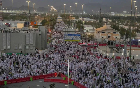 Jutaan jemaah haji berjalan menuju bukit berbatu yang dikenal sebagai Jabal Rahman di di Arafah , Arab Saudi, Selasa (26/05/2026).