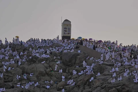 Jemaah haji berdoa di Jabal Rahman untuk menjalankan wukuf saat puncak ibadah haji di Arafah , Arab Saudi, Selasa (26/05/2026).