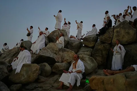 Jemaah haji berdoa di Jabal Rahman untuk menjalankan wukuf saat puncak ibadah haji di Arafah , Arab Saudi, Selasa (26/05/2026).