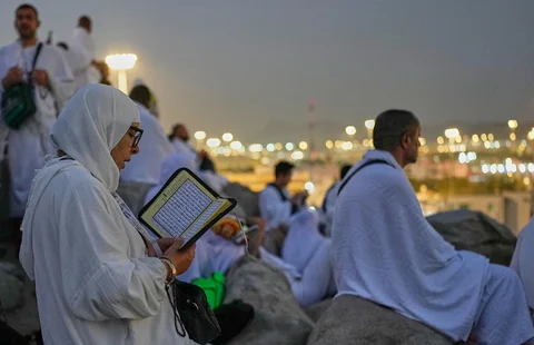Jemaah haji berdoa di Jabal Rahman untuk menjalankan wukuf saat puncak ibadah haji di Arafah , Arab Saudi, Selasa (26/05/2026).