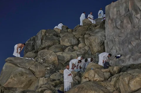 Jemaah haji berdoa di Jabal Rahman untuk menjalankan wukuf saat puncak ibadah haji di Arafah , Arab Saudi, Selasa (26/05/2026).
