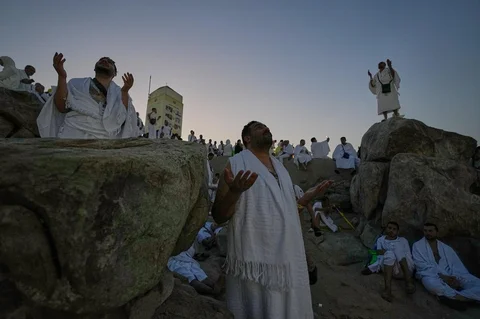 Jemaah haji berdoa di Jabal Rahman untuk menjalankan wukuf saat puncak ibadah haji di Arafah , Arab Saudi, Selasa (26/05/2026).