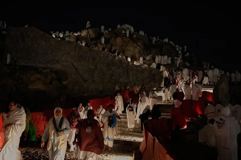 Jemaah haji  usai berdoa di Jabal Rahman untuk menjalankan wukuf saat puncak ibadah haji di Arafah , Arab Saudi, Selasa (26/05/2026).