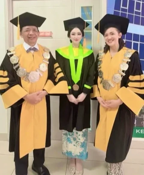 Cantik dan Berprestasi, Putri Heni Tania dan Kombes Slamet Riyadi Lulus Cumlaude