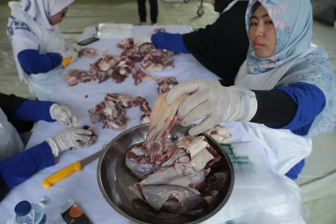 Petugas menimbang  daging sapi kurban ke dalam kantong plastik di Masjid Sunda Kelapa, Jakarta, Rabu (27/5/2026).